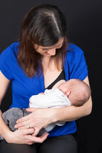 Eine Frau Gibt Ihrem Neugeborenen Beim Stillen Die Brust — Stockfoto