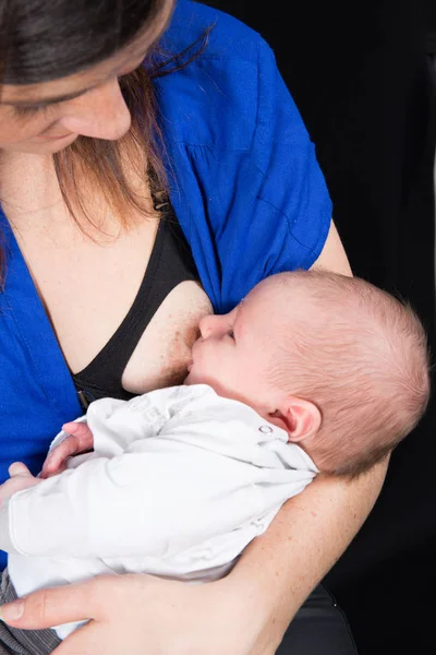 Junge Mutter Stillt Ihr Neugeborenes Mutter Stillt Und Umarmt Ihren — Stockfoto