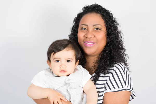 Retrato Sorrindo Mãe Solteira Com Bebê Criança Mista Raça Com — Fotografia de Stock