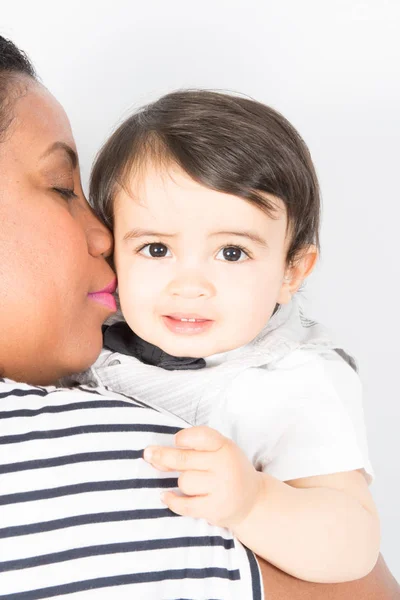 Krásná Černá Matka Polibek Baby Syn Smíšené Rasy — Stock fotografie