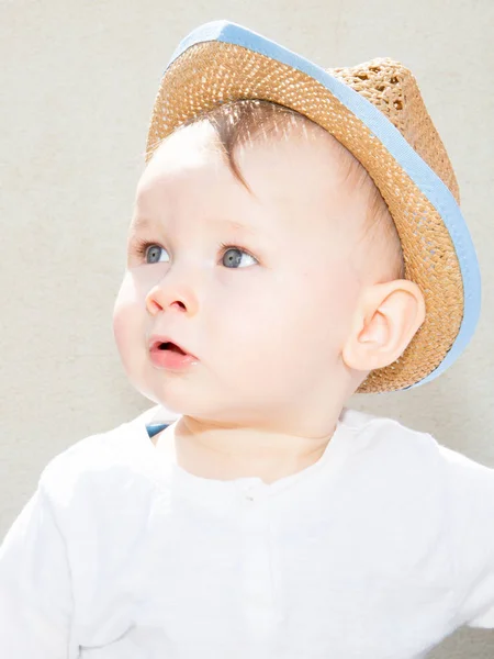 Niño Pequeño Sorprendido Con Sombrero Aire Libre — Foto de Stock