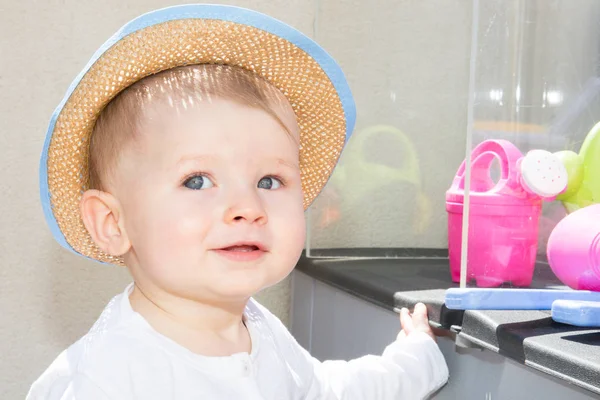 Seorang Anak Laki Laki Dengan Topi Jerami Bermain Rumah Musim — Stok Foto