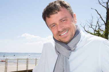 Yakışıklı adam açık havada gülme beach adam mavi gömlek gülümseyen