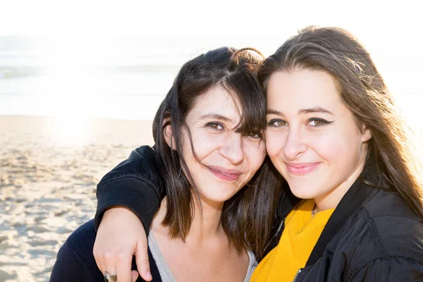 Paar Lesbische Mädchen Frauen Sonnigen Tag Strand — Stockfoto