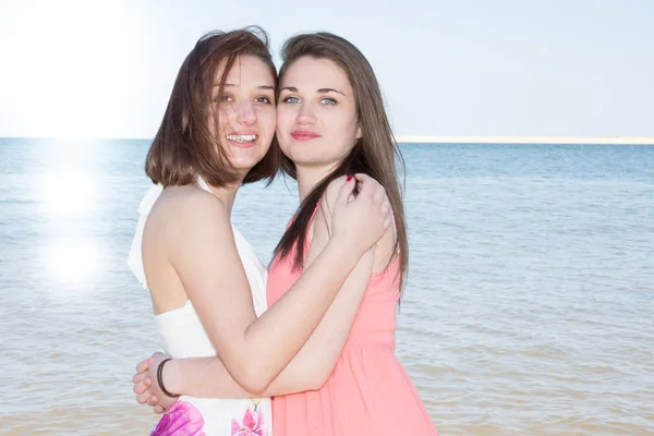 Foto Pareja Lgbt Lesbiana Mirando Sol Mientras Abrazan Playa —  Fotos de Stock