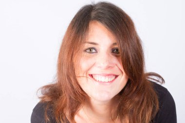 Kameraya bakarak saç uçan ile genç ve güzel mutlu gülümseyen kız