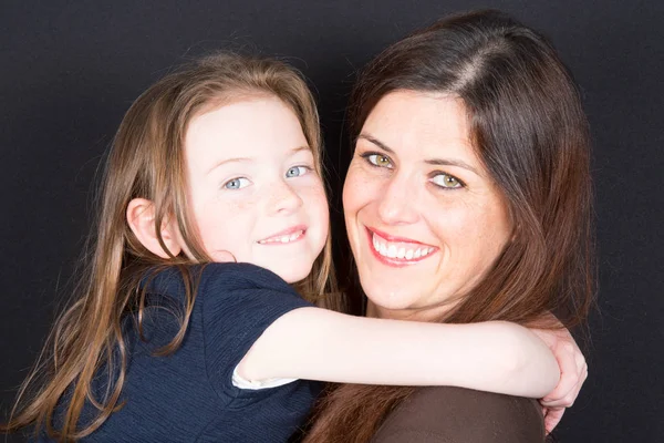 Alegre Bonita Filha Abraço Beleza Mãe — Fotografia de Stock