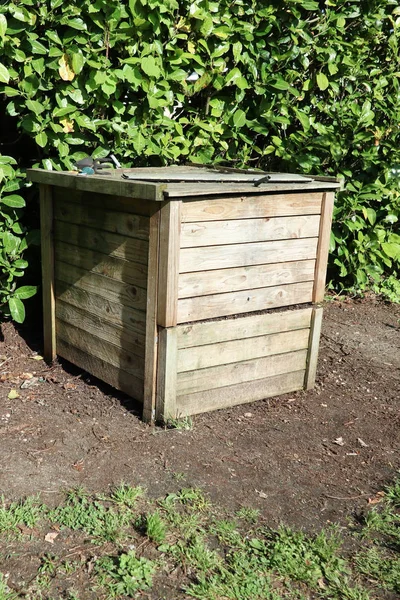 Dřevěné Kompost Bin Rodinné Zahradě Domova — Stock fotografie
