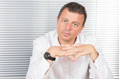 yakışıklı orta yaşlı işadamı portre ofiste