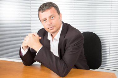 Ofis Masası, memnuniyeti ile kameraya bakarak mutlu iş adamı