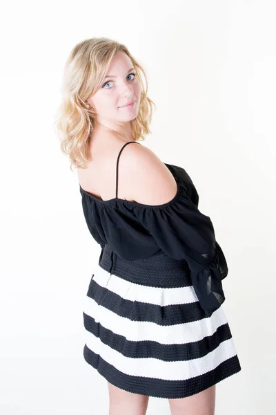 白い背景にポーズをとってきれいなドレス ブラックの美しい若い金髪女性のファッション写真 — ストック写真