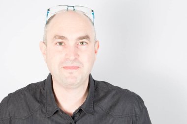 Kel adam kameraya gözlükle bakan closeup