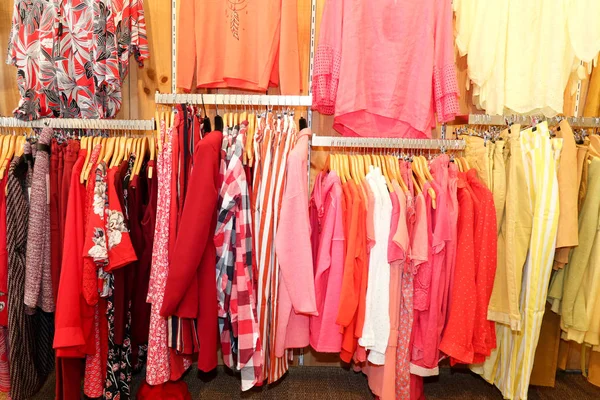 Verschillende Kleuren Shirts Doek Hangen Een Plank Een Winkel Van — Stockfoto