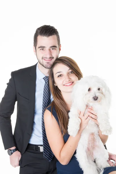 その小さな白い犬と魅力的な若いビジネス カップル — ストック写真