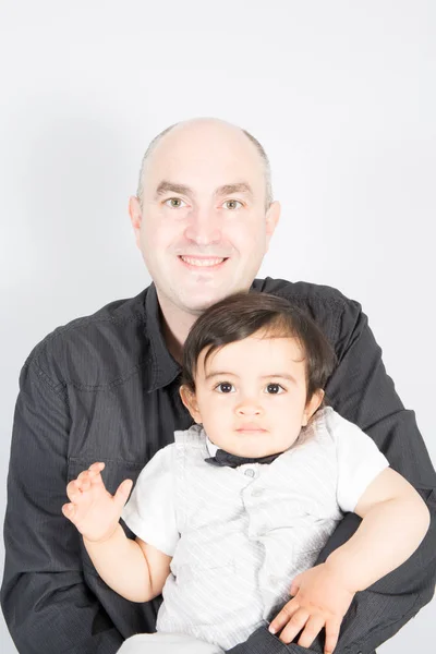 Porträt Eines Glücklichen Alleinerziehenden Vaters Und Sohnes Mit Glatze Isoliert — Stockfoto
