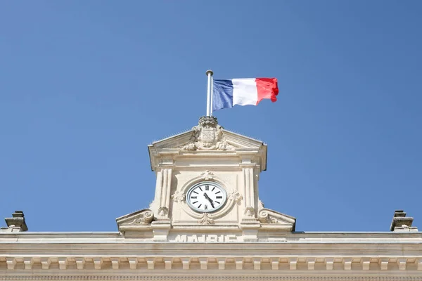 Ayuntamiento Pequeño Pueblo Francia Con Bandera Francia Viento —  Fotos de Stock