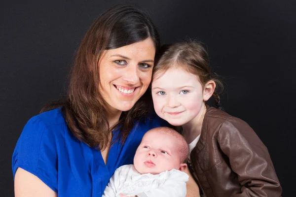Alleenstaande Moeder Dochter Van Schattige Grote Zus Met Nieuwe Pasgeboren — Stockfoto