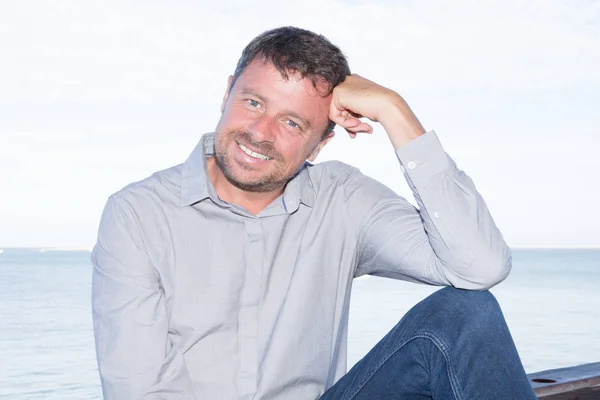 Mooie Glimlachende Man Relaxen Aan Het Strand — Stockfoto