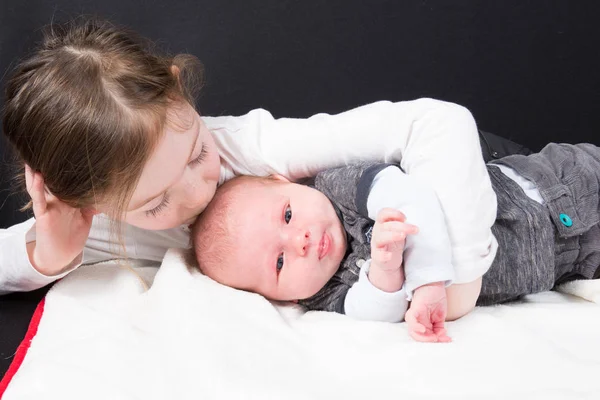 Schwester Küsst Ihren Kleinen Bruder Kind Kleinkind Mädchen Und Neugeborenen — Stockfoto