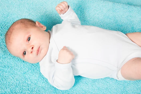 Menino Adorável Quarto Azul Criança Recém Nascida Relaxando Cama — Fotografia de Stock