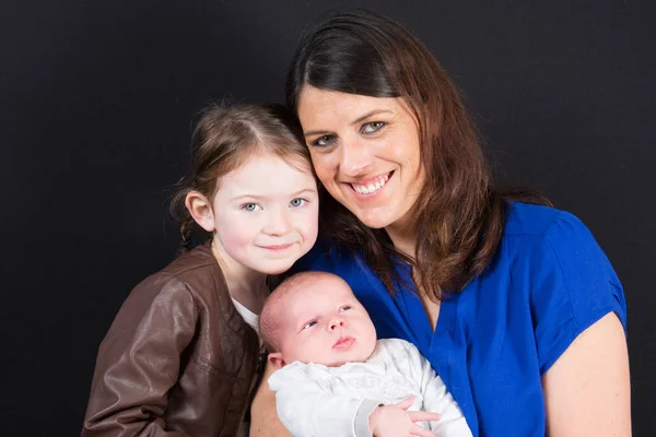 Junge Mutter Mit Zwei Kindern Auf Schwarz Glücklich Lächelnde Familie — Stockfoto