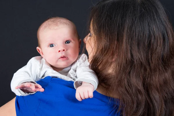 Retrato Uma Mãe Com Seu Bebê Mês — Fotografia de Stock