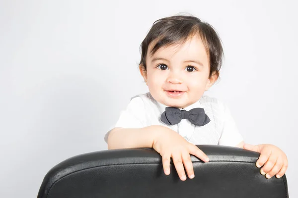 Adorável Menino Sentado Sorrindo Para Câmera Isolado Branco — Fotografia de Stock