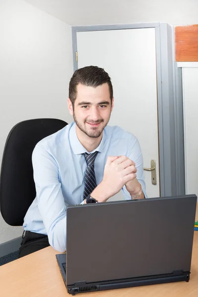 Hombre Guapo Con Ordenador Portátil Escritorio Día Oficina Trabajo Feliz —  Fotos de Stock