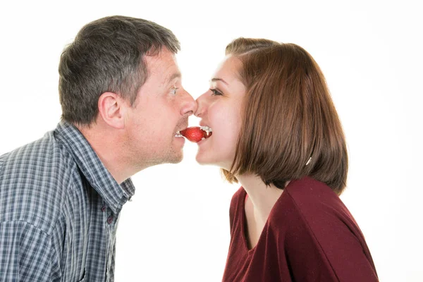 Casal Apaixonado Compartilhando Morango Cara Cara Mesmo Tempo Conceito Amor — Fotografia de Stock