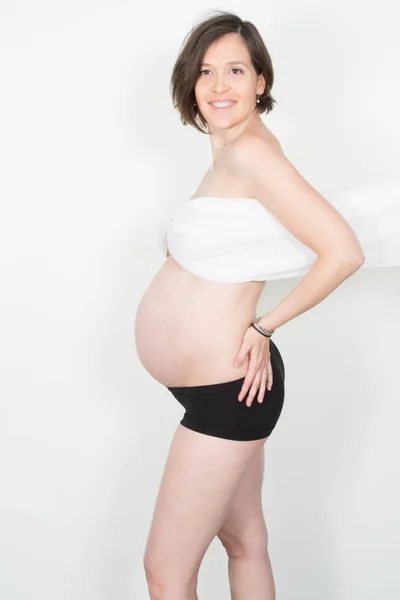 Vacker Ung Gravid Flicka Studio Skott Vit Bakgrund — Stockfoto