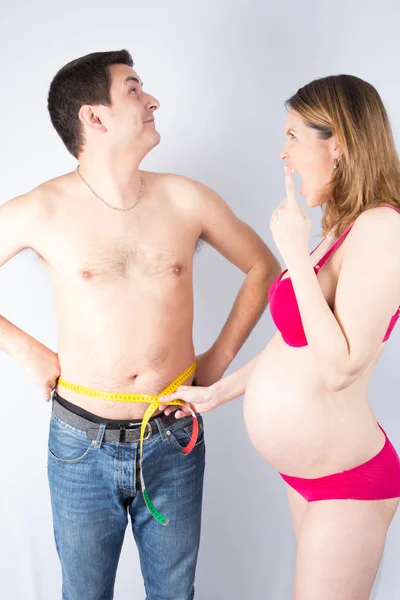 Ευτυχισμένος Διασκέδαση Γονείς Μέτρησης Έγκυο Γυναίκα Και Άντρας Κοιλιά Μέτρηση — Φωτογραφία Αρχείου