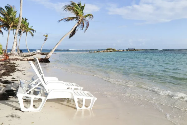 Όμορφη Παραλία Λευκά Καρέκλες Στην Αμμώδη Παραλία Κοντά Στη Θάλασσα — Φωτογραφία Αρχείου