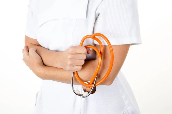 Ärztin Weißer Bluse Arme Mit Stethoskop Gekreuzt — Stockfoto