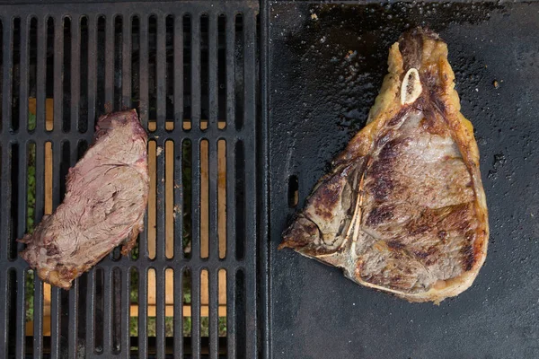 小牛排与大牛肉牛排的烧烤概念拉赫小像欧洲美国食物吃顶部视图 — 图库照片