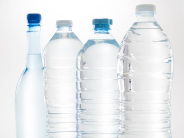 Plastik konteyner şişe içecek etiket izole boş beceremiyor beyaz arka plan üzerinde