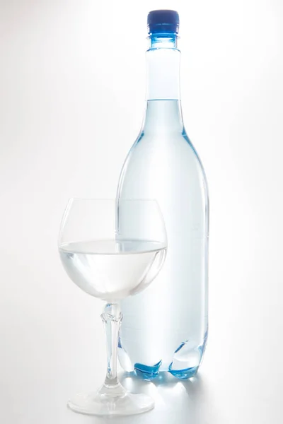 Singola Bottiglia Acqua Plastica Con Vetro Isolato Sfondo Bianco — Foto Stock
