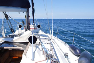 Yelkenli gemi ayrıntılı parça Yachting kavramı güverte ve yelken