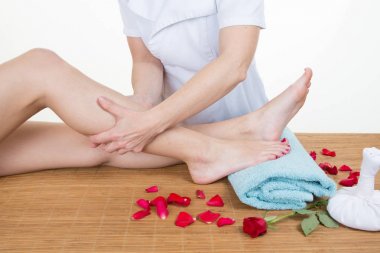 Genç kadın portre salonda spa masaj bacakları olan