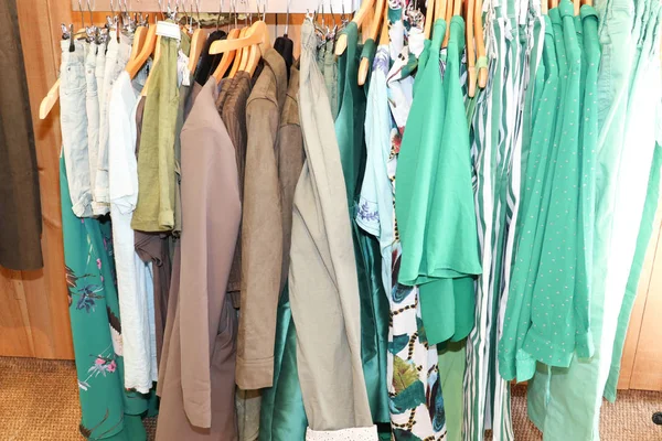 Exhibición Verde Del Estante Ropa Manera Tienda Para Venta — Foto de Stock