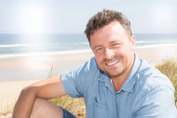 Bello Ragazzo Uomo Seduto Dune Sabbia Sfondo Bella Mare Spiaggia — Foto Stock