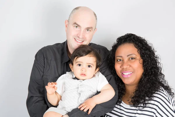 Família Jovem Com Filho Pequeno Fundo Branco Com Homem Careca — Fotografia de Stock