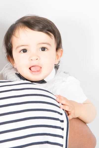 Šťastný Chlapeček Rameni Matky Izolované Bílém — Stock fotografie