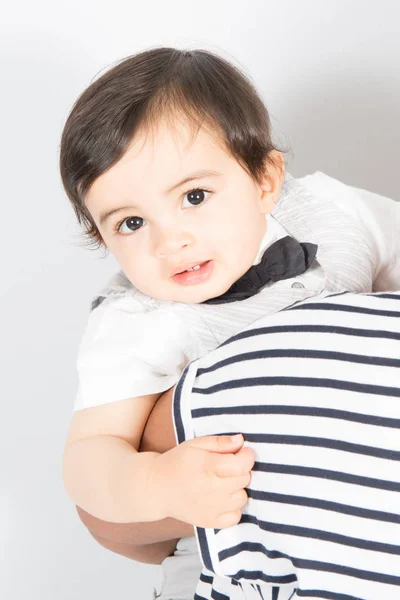 Bonito Bebê Menino Filho Seu Mãe Ombro Juntos Isolado Branco — Fotografia de Stock