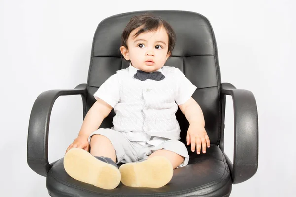 Malý Chlapec Předstírat Jako Podnikatel Sedí Stole Kanceláři — Stock fotografie