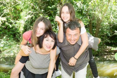 Dört Kişilik Aile piggy geri açık sevgi ve eğlenceli oyun
