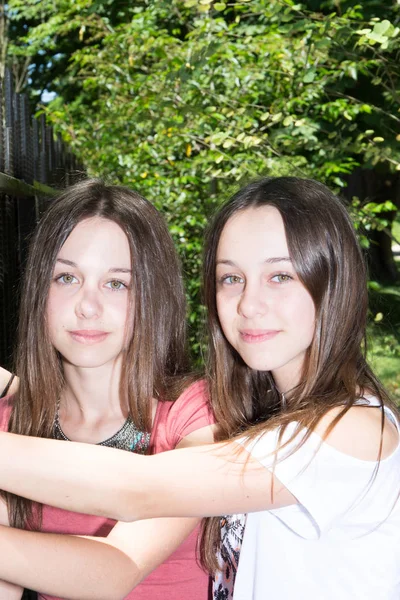Δύο Χαριτωμένο Ομορφιά Κορίτσι Στο Πάρκο Εξωτερική — Φωτογραφία Αρχείου