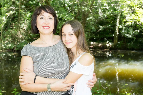 Alegre Adolescente Chica Abrazo Bastante Madre Aire Libre — Foto de Stock