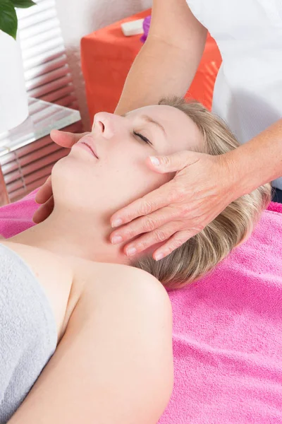 Young Bond Woman Getting Spa Treatment Beauty Salon Face Massage — Stock Photo, Image