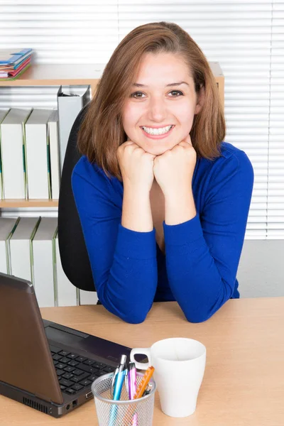 Retrato Una Joven Empresaria Sonriente Sentada Escritorio Computadora Oficina — Foto de Stock