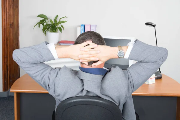 Homem Negócios Relaxante Com Mãos Atrás Cabeça Mesa Escritório — Fotografia de Stock